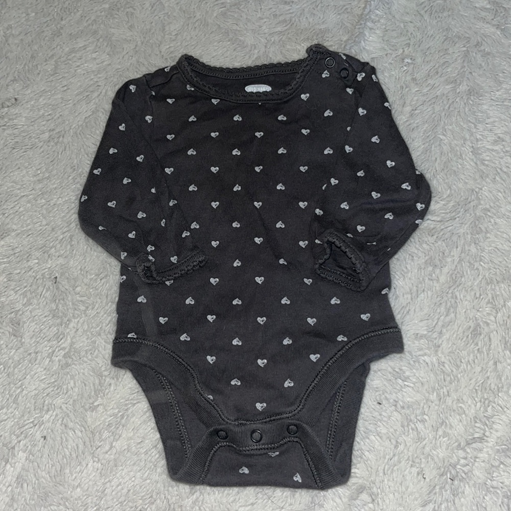 (3 for $10) old navy gray 3-6 month long sleeve heart bodysuit